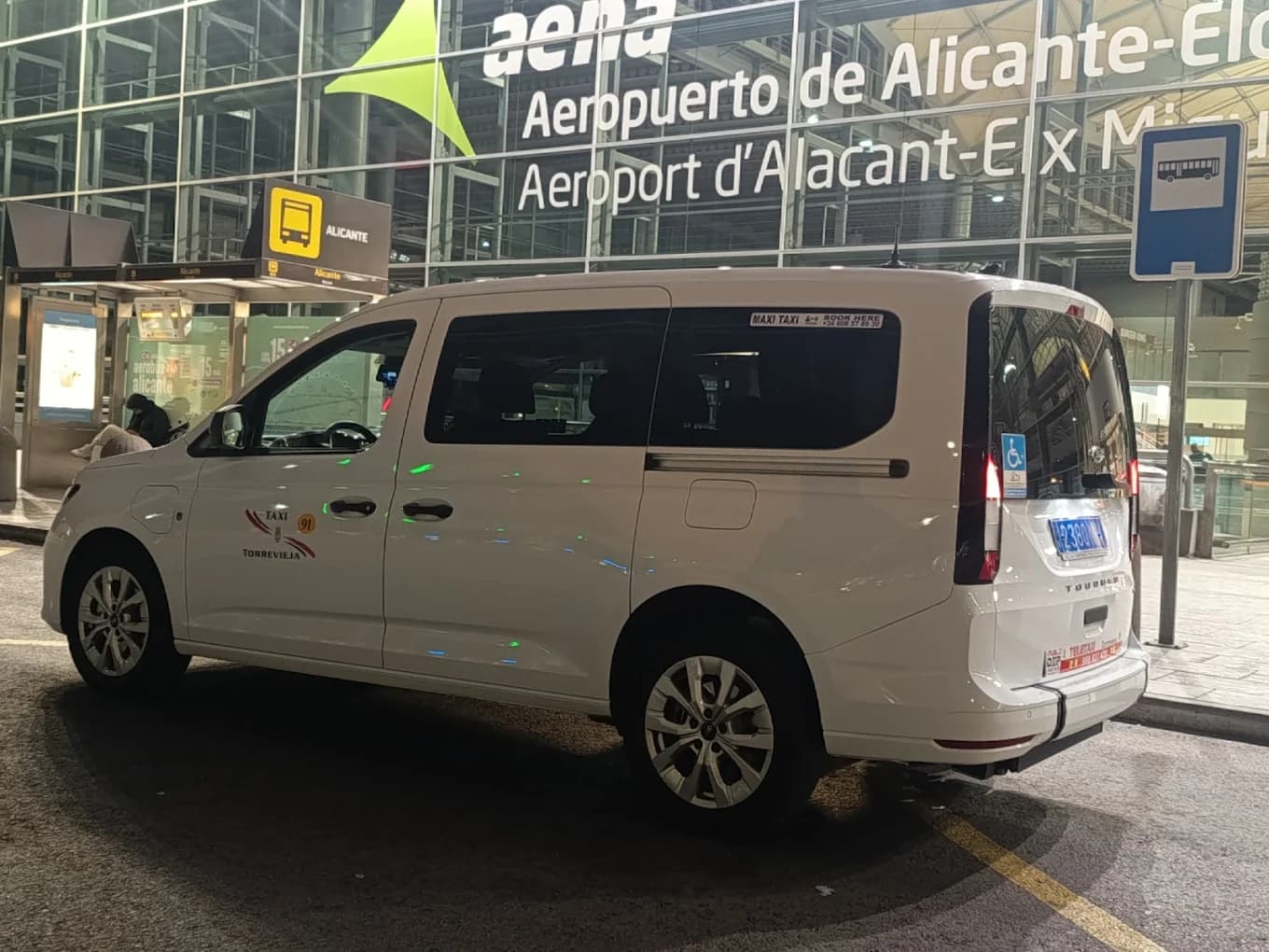 Officiell Torrevieja Transfer-taxi som hämtar passagerare på Alicante-Elche flygplats